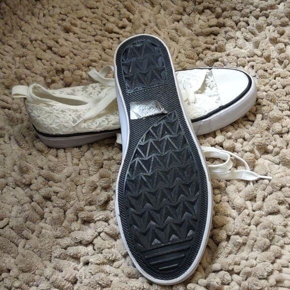 New‎ Twisted Women's Size 10 Ivory Lace Daisy Mesh Sneaker - Picture 6 of 13
